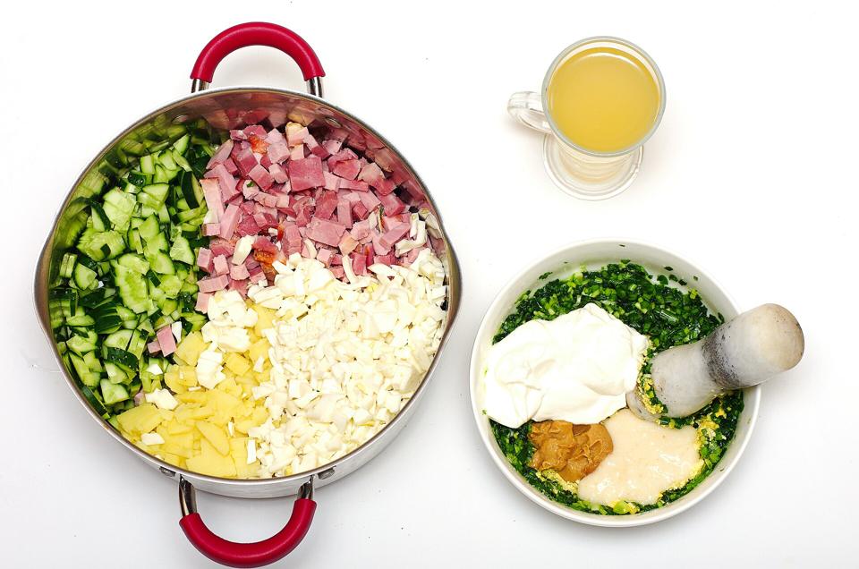 Нарезанные овощи, колбаса и яйца для окрошки